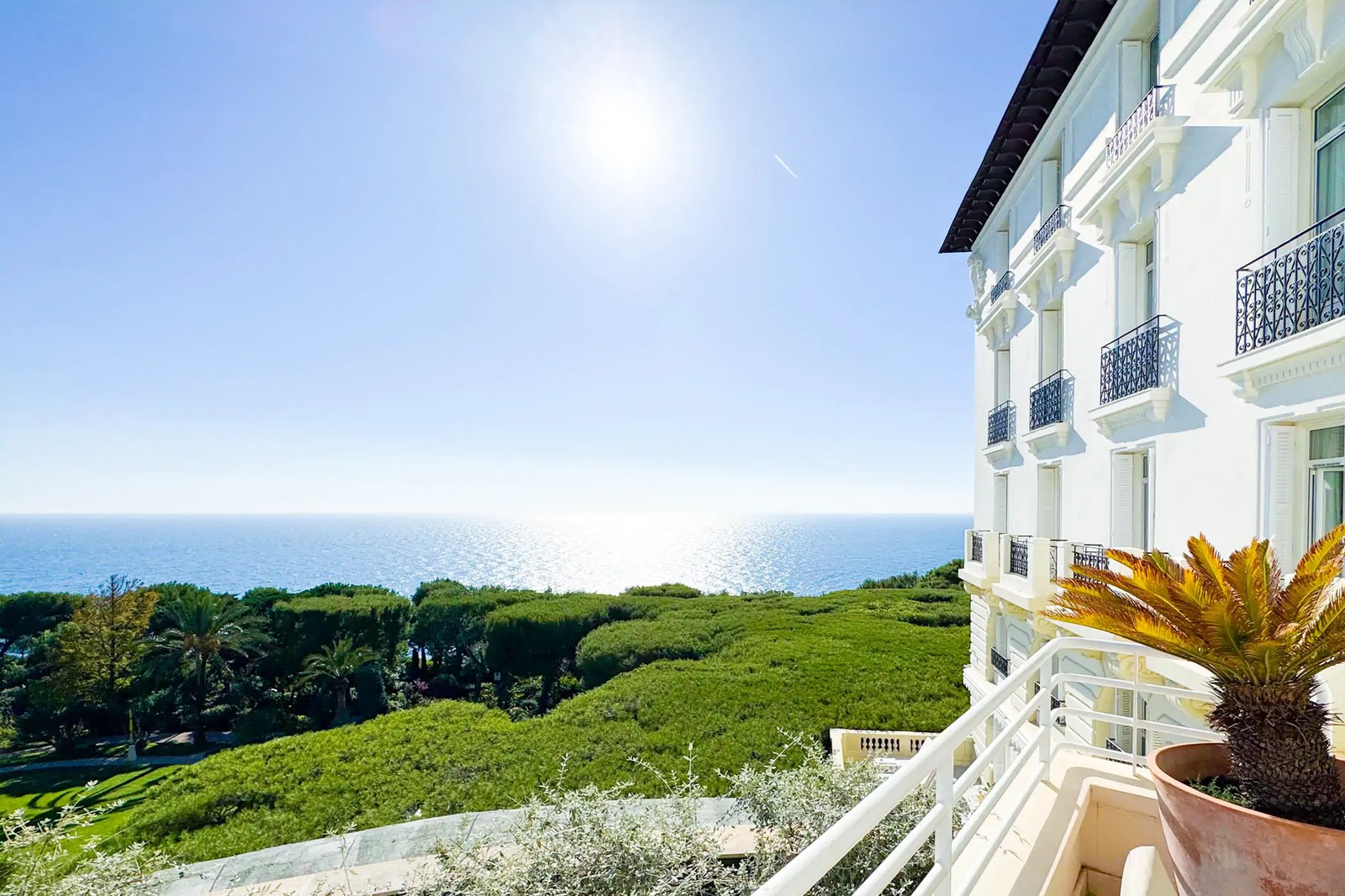 Vue mer depuis un balcon du Grand-Hôtel du Cap-Ferrat sur la presqu'île