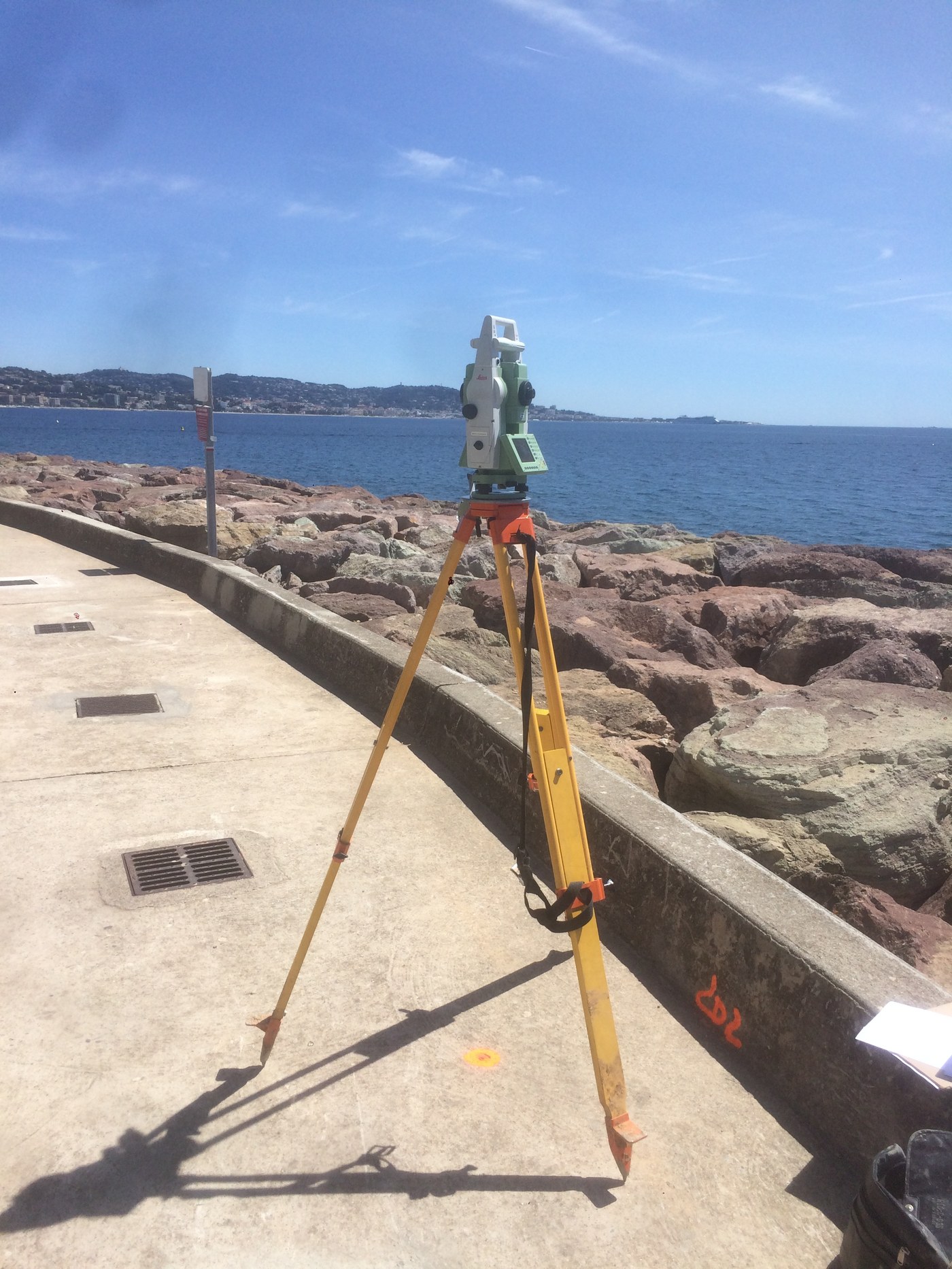 Station tachéométrique de précision pour l'auscultation d'une digue de port à Mandelieu - PYTHAGORE Géomètres-Experts