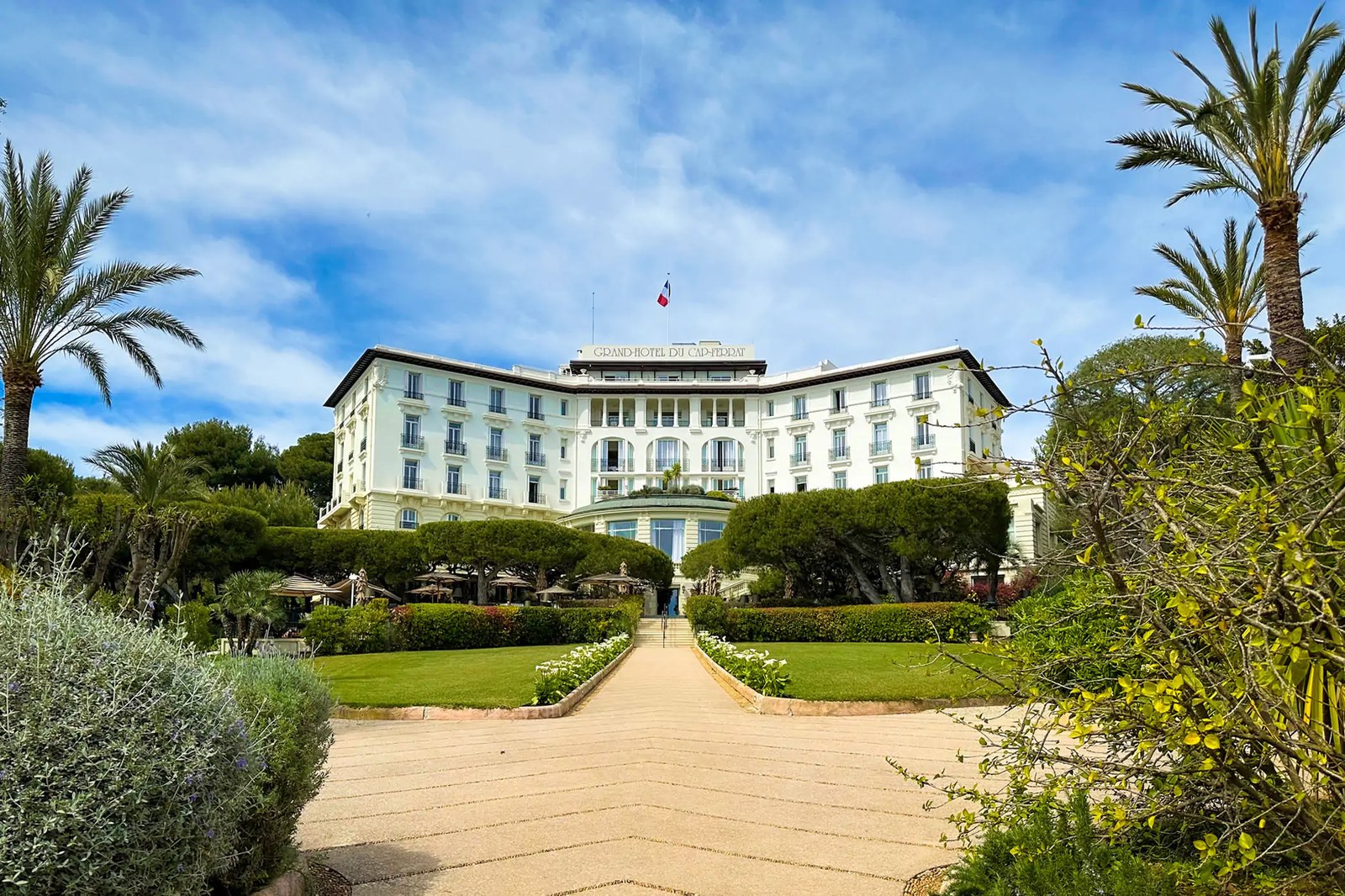 Façade principale et jardins du Grand-Hôtel du Cap-Ferrat à Saint-Jean-Cap-Ferrat
