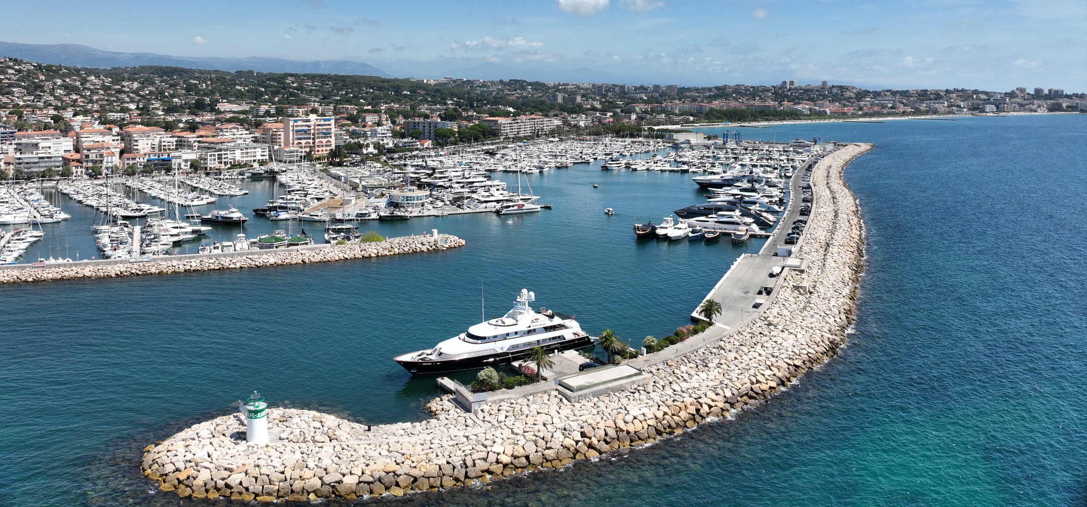 Vue aérienne panoramique du Port Camille Rayon à Golfe-Juan (Vallauris) - relevé drone PYTHAGORE Géomètres-Experts