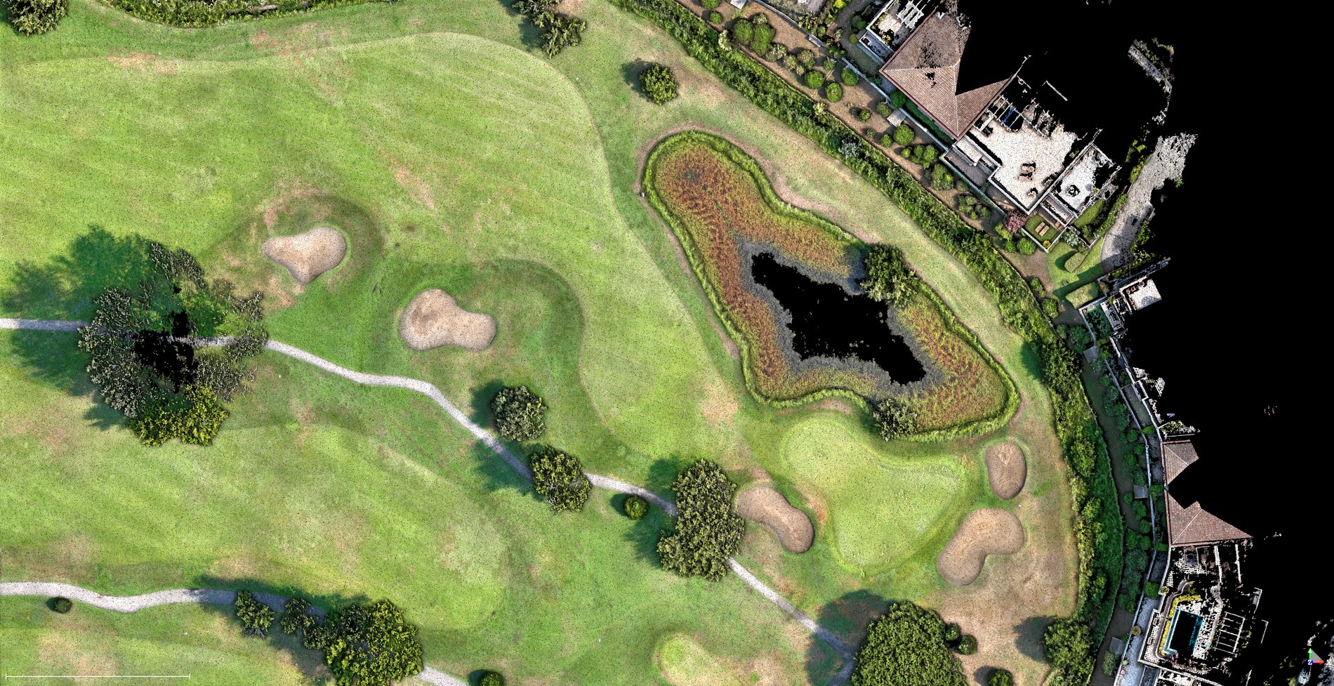 Zoom de l'orthoimage drone sur un trou du parcours du Golf de Barbossi : green, bunkers et plan d'eau - PYTHAGORE Géomètres-Experts
