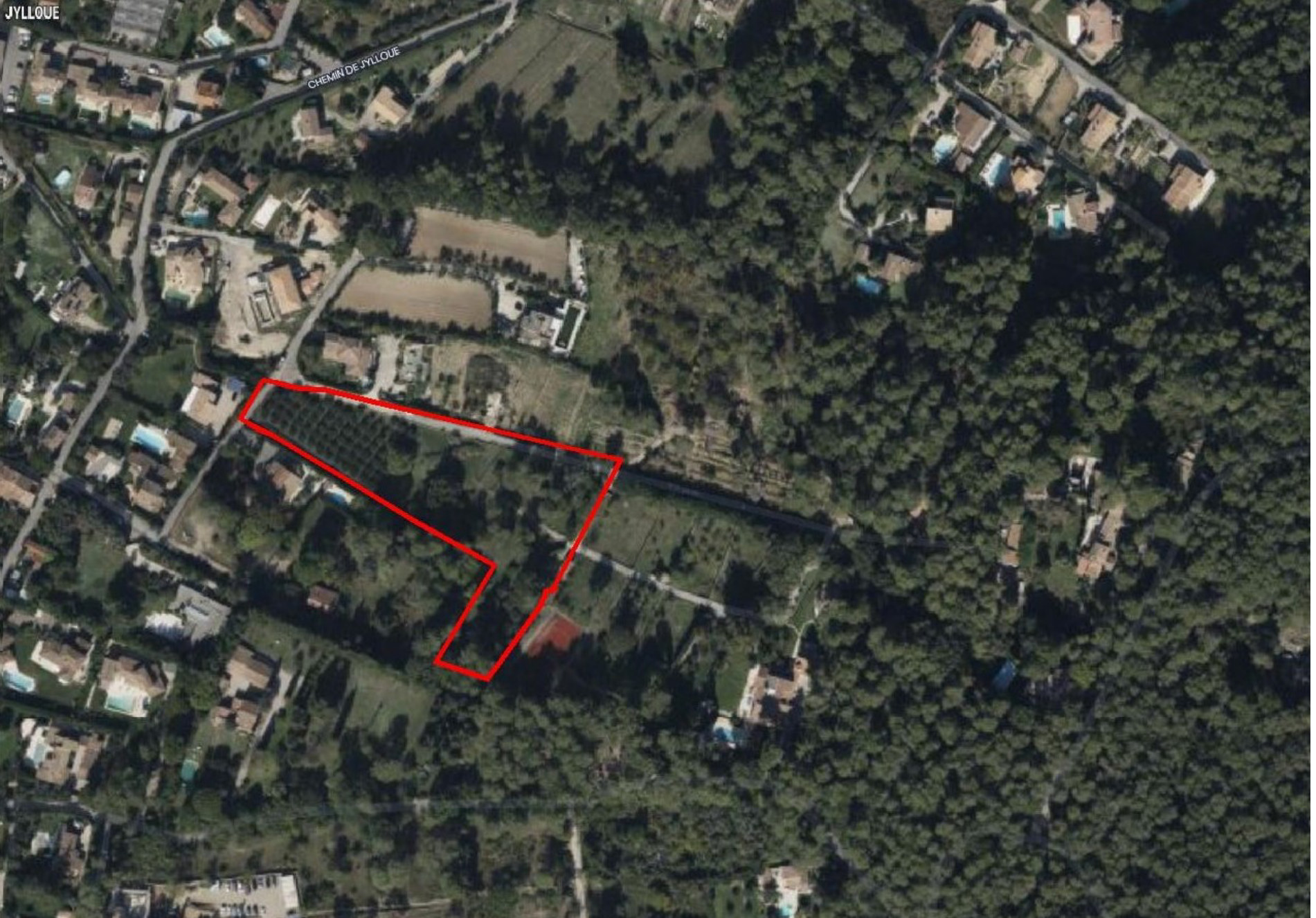 Vue aérienne du terrain du permis d'aménager à Mougins avec le périmètre de la propriété en rouge