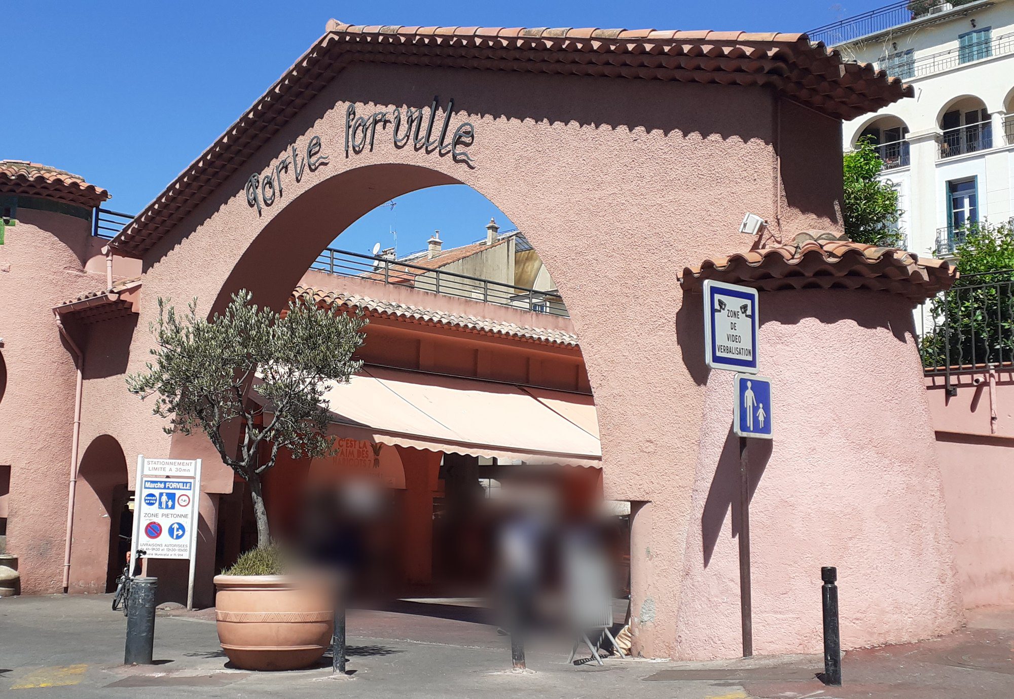 Porte d'entrée du marché Forville à Cannes avant les travaux de réhabilitation